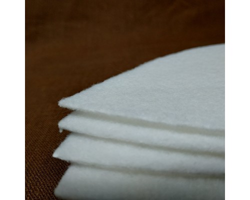 Шапка из искусственного войлока белая 